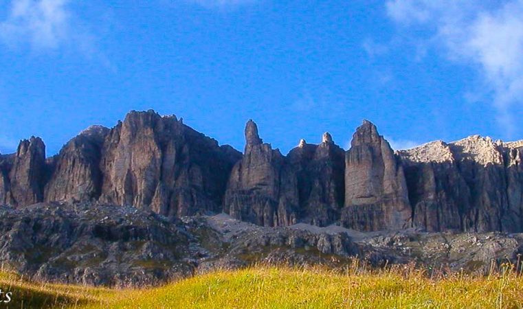 veloski-italy-bicycle-tours-dolomites-classic-alpine-scenery_1400x553-1-761x450